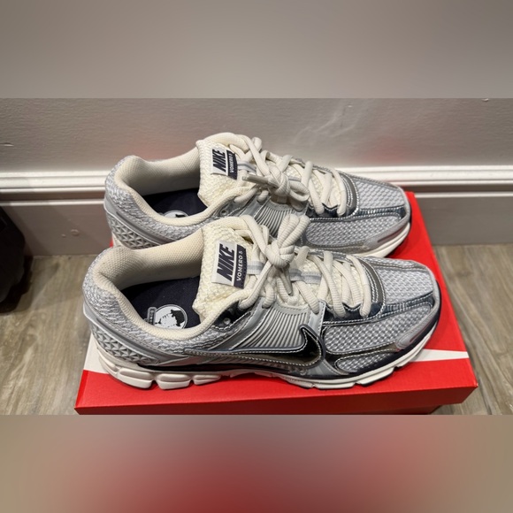 Nike 2023 Air Zoom Vomero 5 - Picture 10 of 16